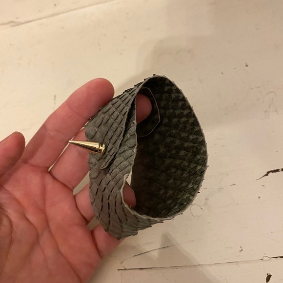 Snakeskin leather cuff bracelet - Picture 2 of 3